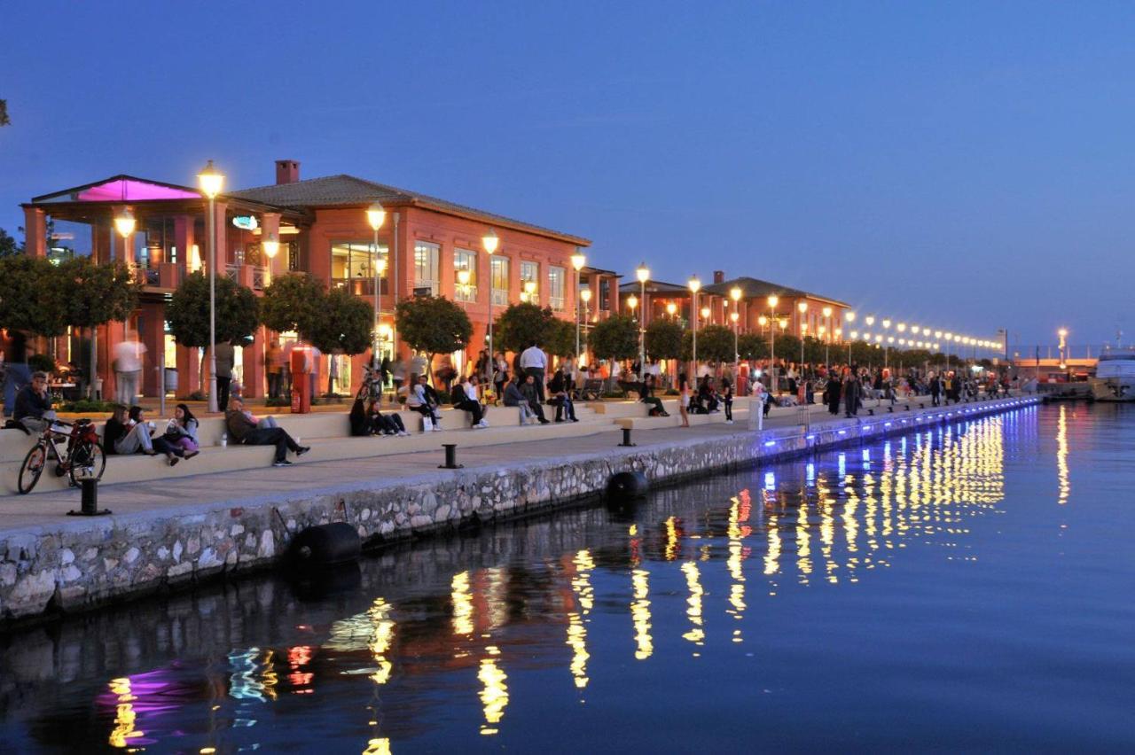 Seaside Apartment In Flisvos Marina Athens Exterior photo