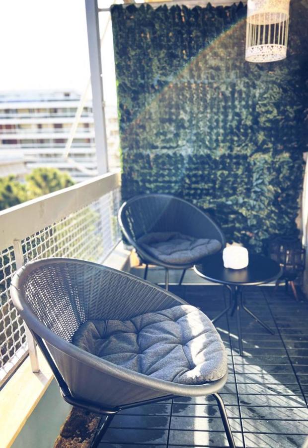 Seaside Apartment In Flisvos Marina Athens Exterior photo